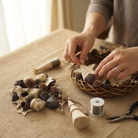 Decoratiemateriaal met kerstboom ornament gebruik: Decoratiemateriaal met kerstboom ornament